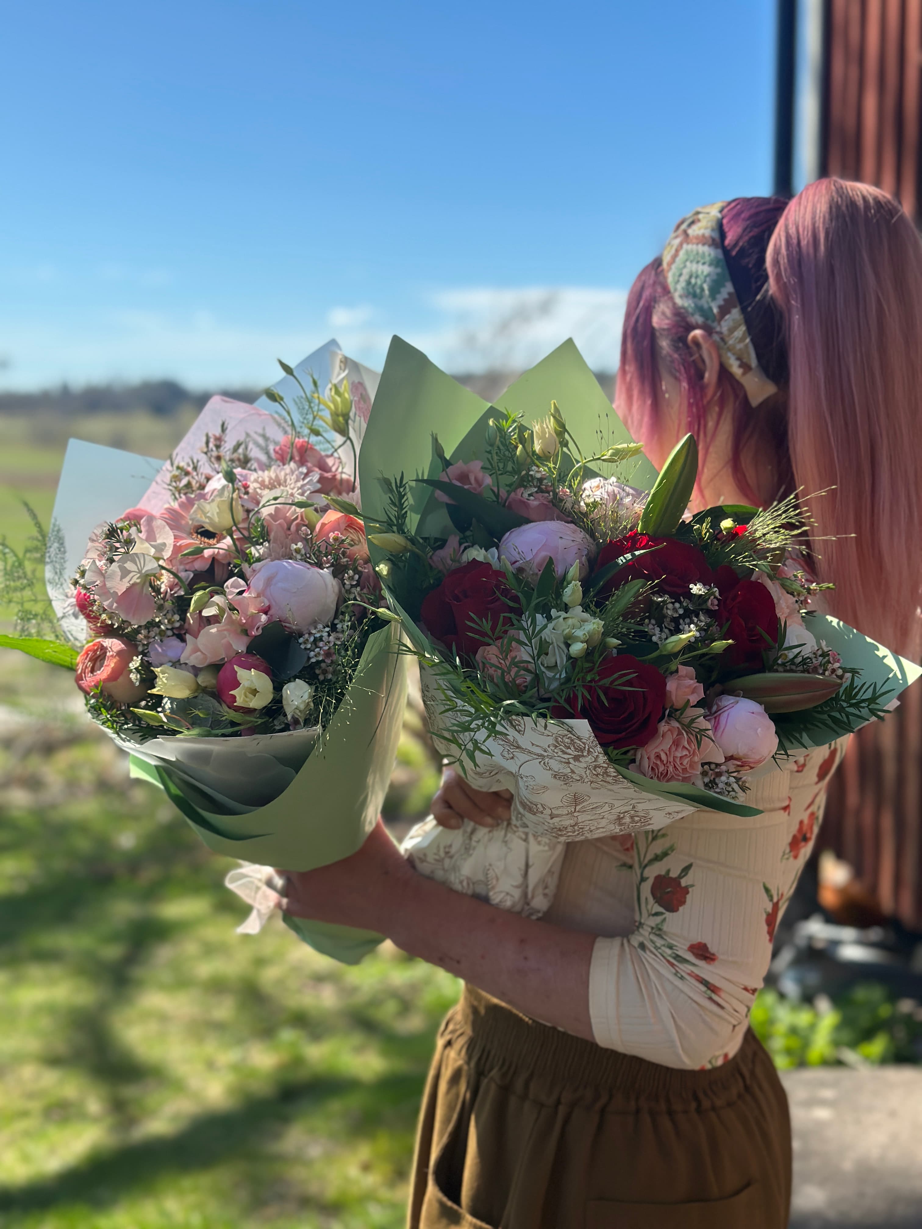 Susanna i sin blomsterstudio i Brottby